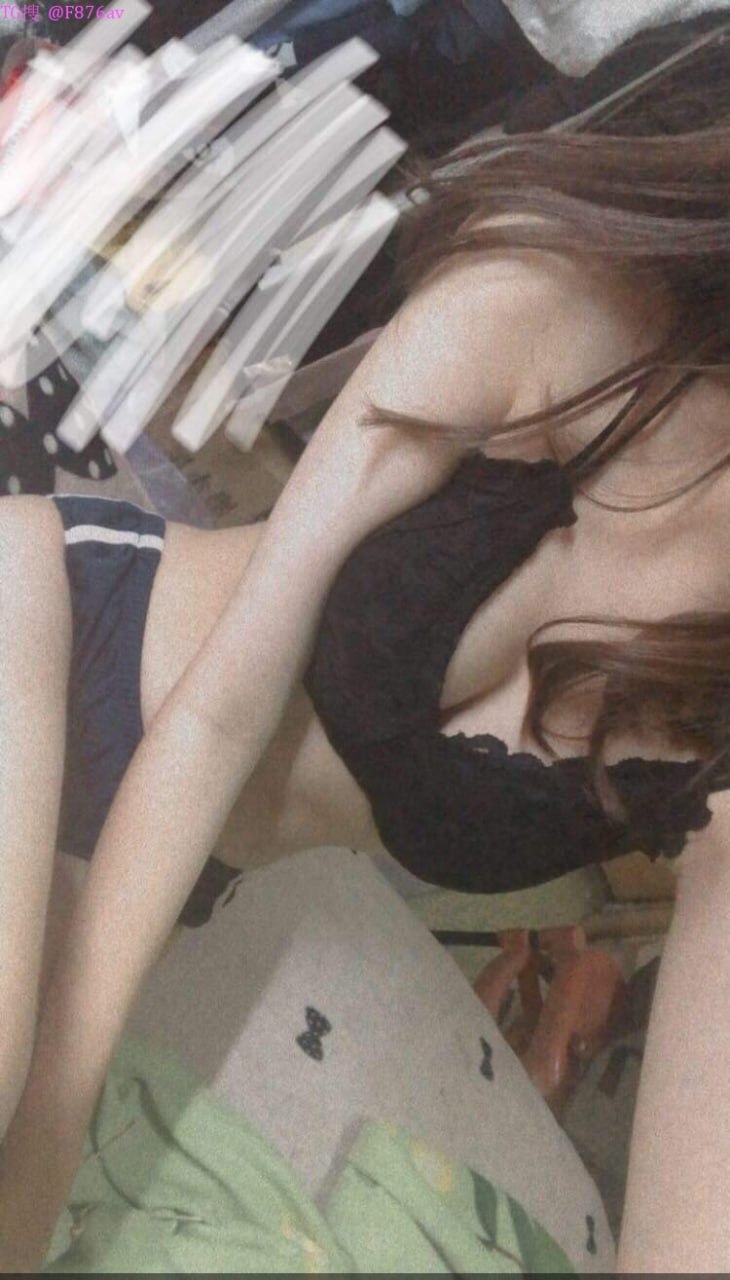[91 Ông Thẩm] Cận cảnh cái lồn nhỏ của Loli, bị trói và tiến vào từ phía sau, giơ chân lên và đào sâu vào cái lồn một cách thô bạo...