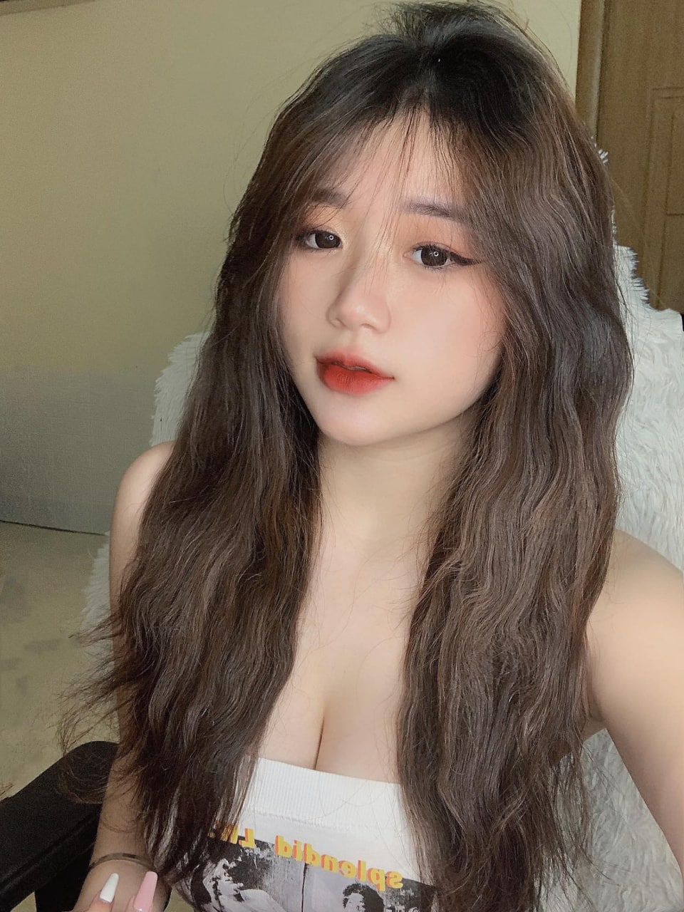 Người phụ nữ trẻ đẩy bbbb đẩy